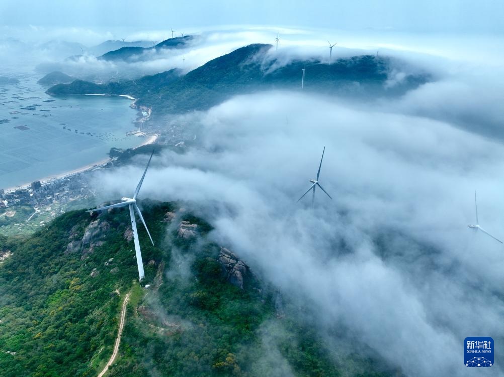 福建连江:云雾中的风电场 福建连江:云雾中的风电场
