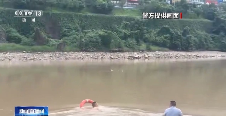 生死救援！女子不慎落水被冲走 多名辅警协力施救