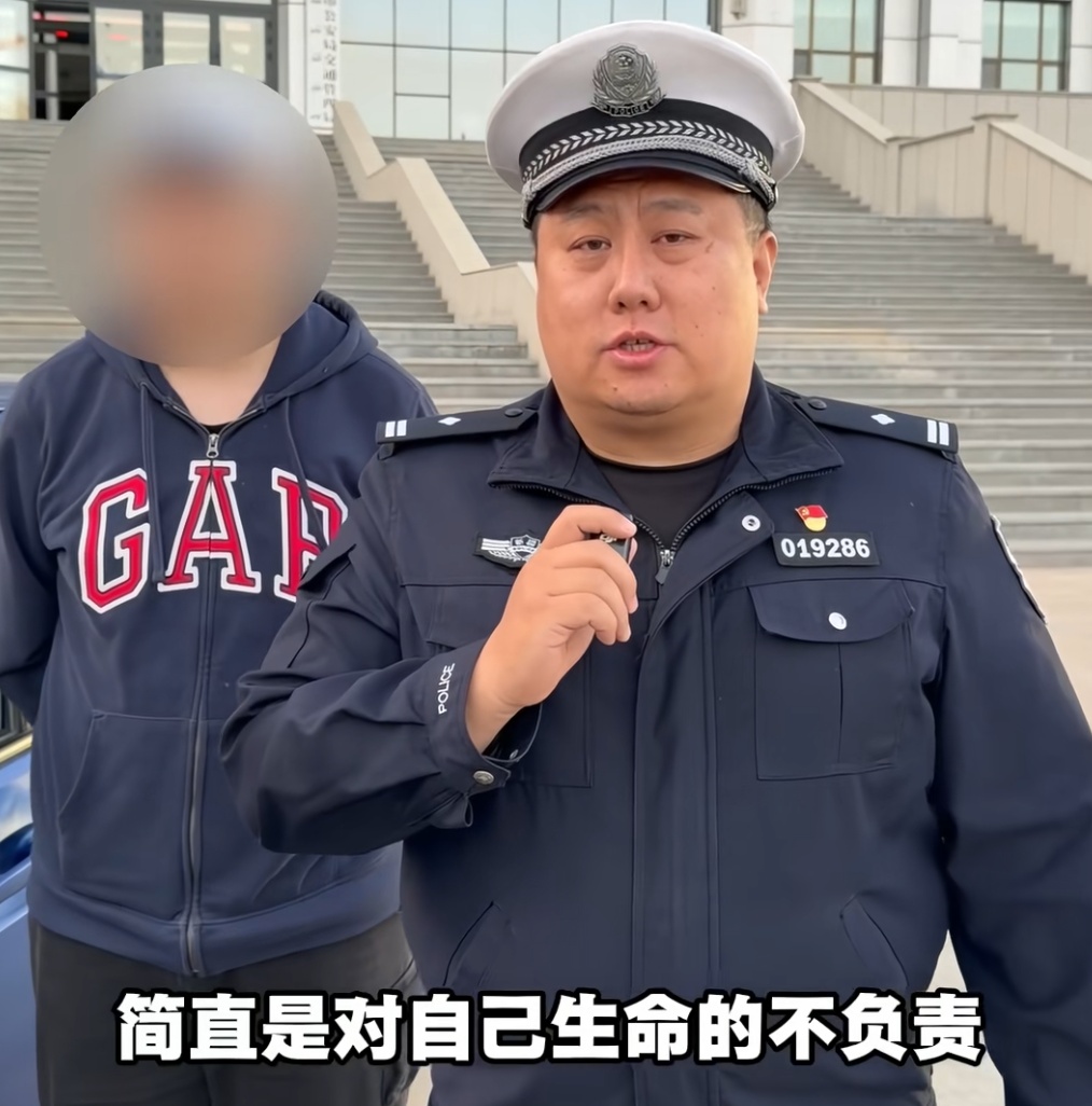 5名少年深夜狂飙改装车,开车时把方向盘拆下伸出窗外!交警叔叔都说:我真的第一次见到…… 5名少年深夜狂飙改装车,开车时把方向盘拆下伸出窗外!交警叔叔都说:我真的第一次见到……