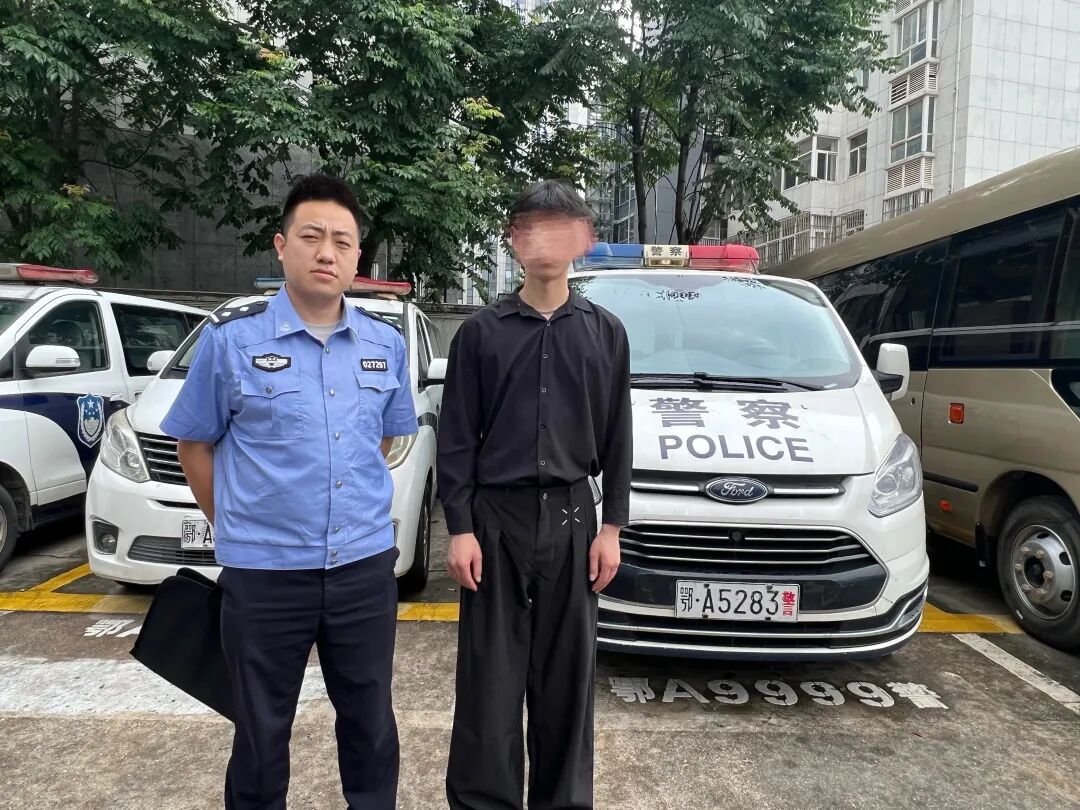 “网逃人员”处理电子眼 窗口秒变“抓捕现场” “网逃人员”处理电子眼 窗口秒变“抓捕现场”
