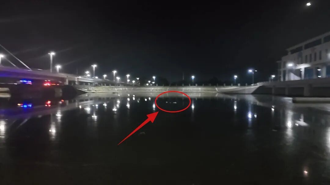 深夜的河中央竟有个人!幸好这声“救命”被听见 深夜的河中央竟有个人!幸好这声“救命”被听见