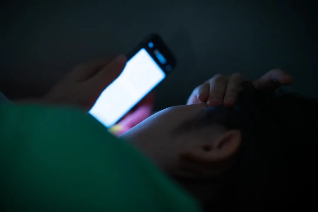 刷手机，真的会让人变胖和变“笨”……