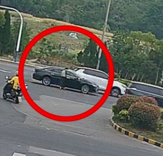 2岁男孩冲入马路中间，下一秒，袁女士出现了……