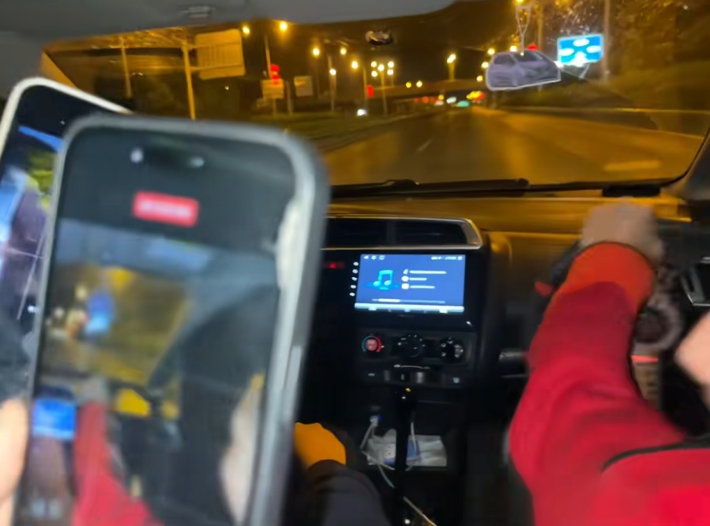 5名少年深夜狂飙改装车,开车时把方向盘拆下伸出窗外!交警叔叔都说:我真的第一次见到…… 5名少年深夜狂飙改装车,开车时把方向盘拆下伸出窗外!交警叔叔都说:我真的第一次见到……