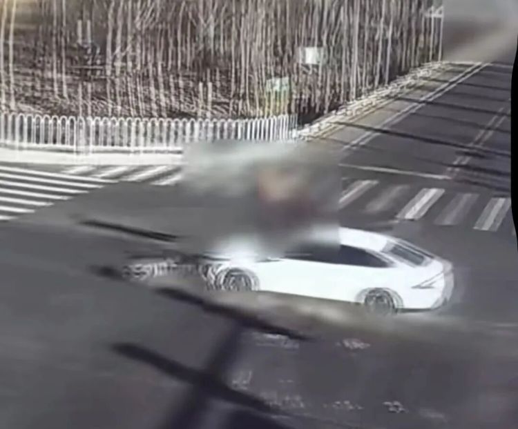 北京街头，一汽车与电动自行车猛烈相撞！事故双方都称是“绿灯”，警方还原真相……