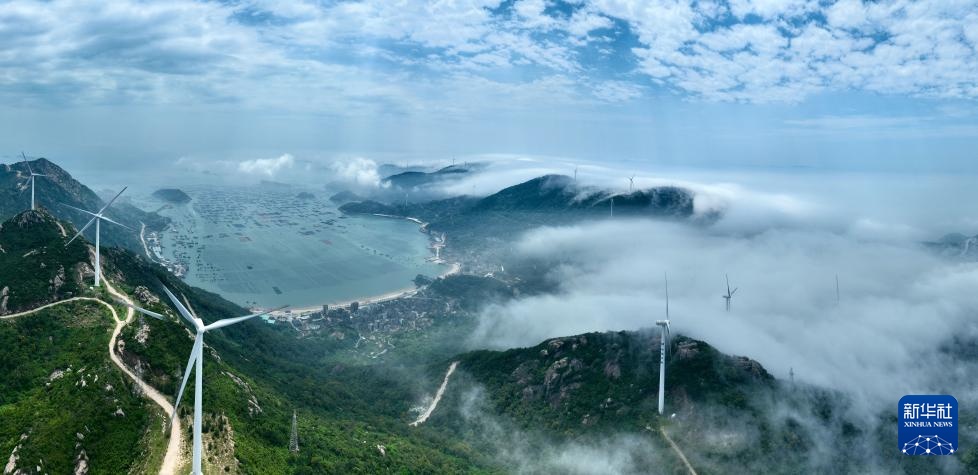 福建连江:云雾中的风电场 福建连江:云雾中的风电场