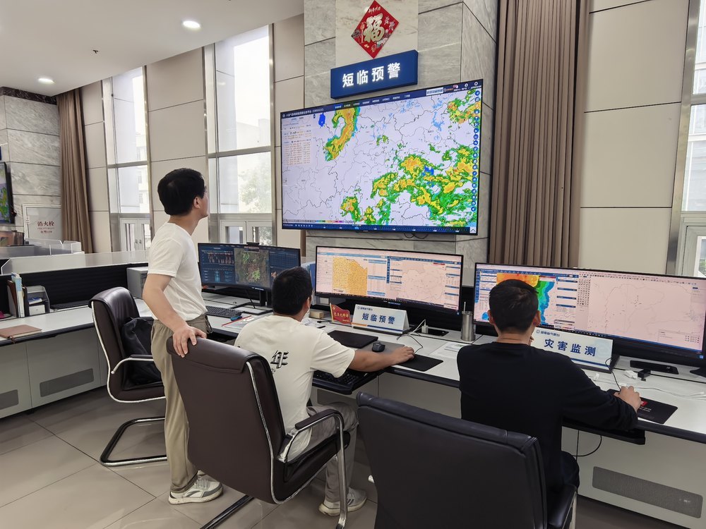 南方多地持续开展防汛救援