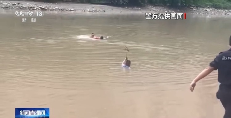 生死救援！女子不慎落水被冲走 多名辅警协力施救