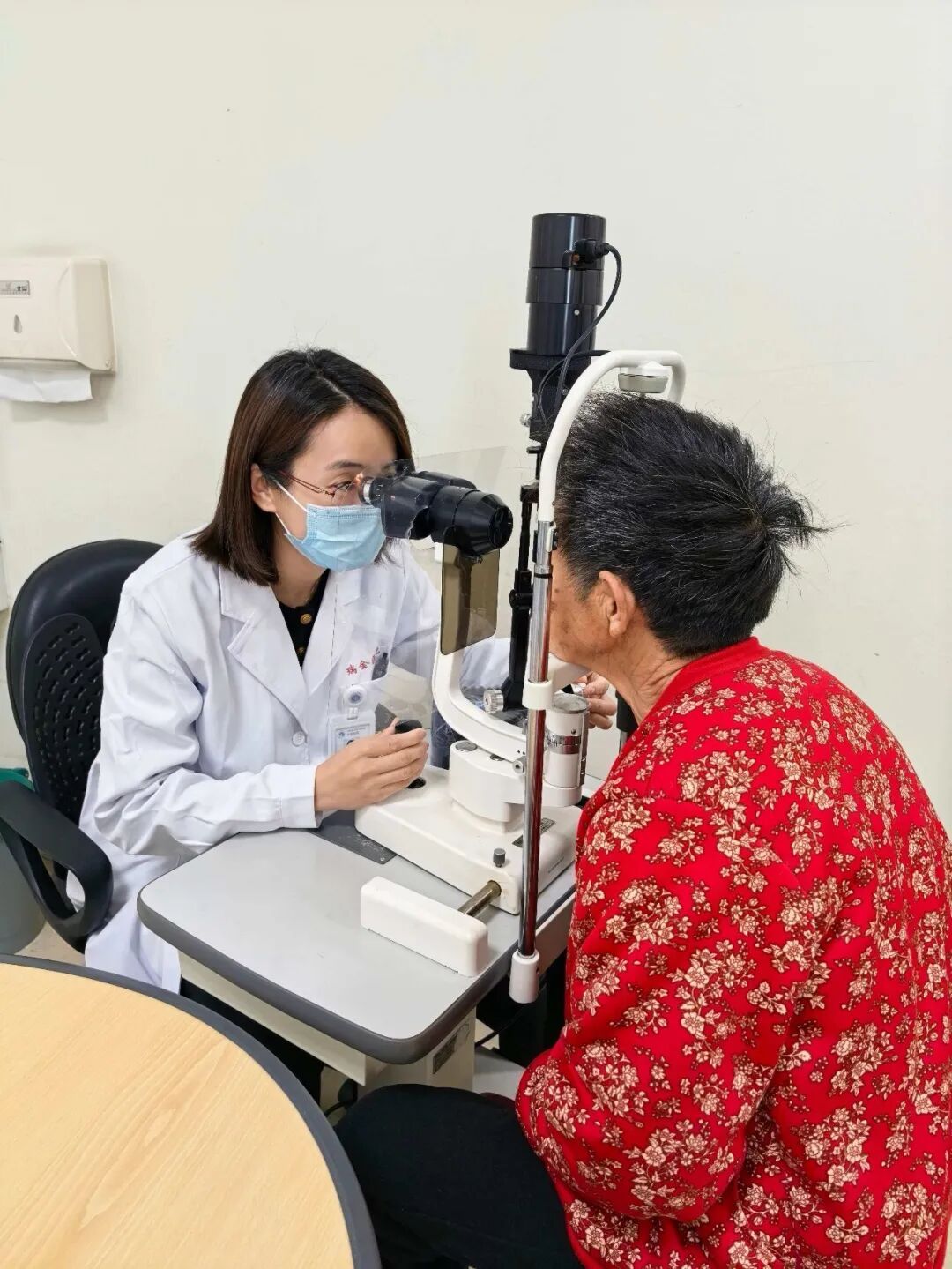 突然右眼胀痛，还恶心呕吐，5天视力降到0！不想给孩子添麻烦，七旬阿婆差点失明