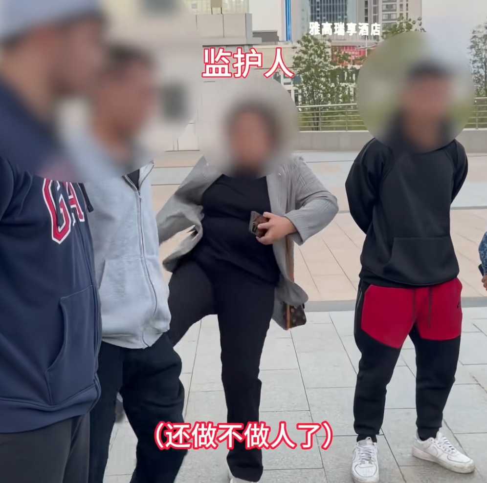 5名少年深夜狂飙改装车,开车时把方向盘拆下伸出窗外!交警叔叔都说:我真的第一次见到…… 5名少年深夜狂飙改装车,开车时把方向盘拆下伸出窗外!交警叔叔都说:我真的第一次见到……