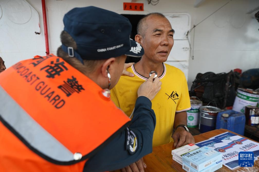 南海影像日志丨南海仙宾礁：蔚蓝中的温情慰问