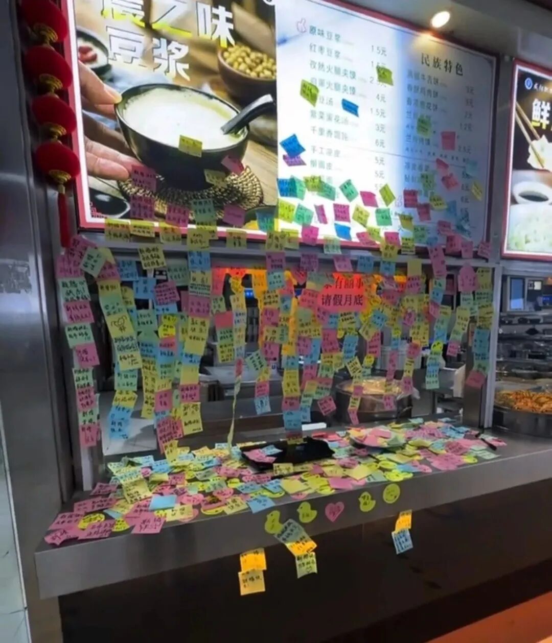 食堂阿姨因喜事请假，学生在档口贴满祝福：有近300张便利贴