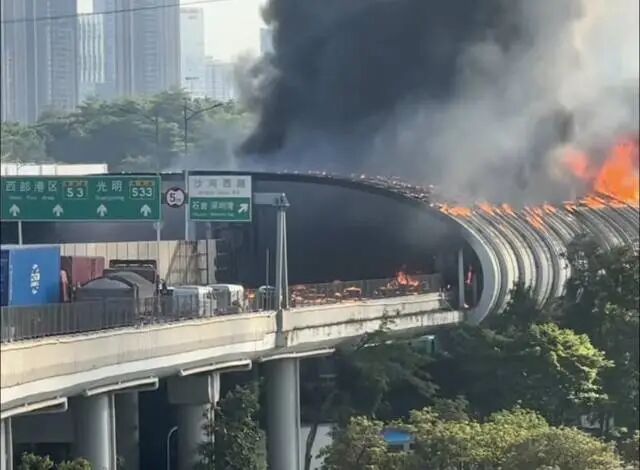 深圳交警通报“南坪快速路突发大火”：三车刮碰引燃道路隔音棚，明火已扑灭