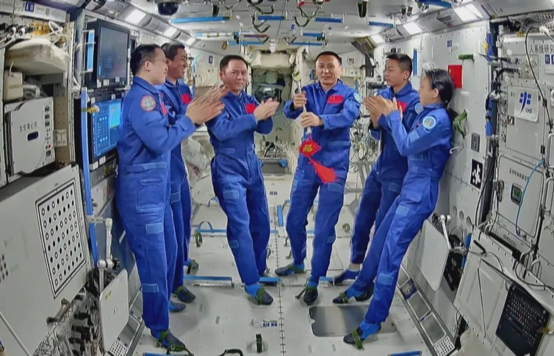 中国空间站钥匙的钥匙扣亮了!太空“换班”完成,神21航天员乘组:非常不舍,今天我们把钥匙交给你们了 中国空间站钥匙的钥匙扣亮了!太空“换班”完成,神21航天员乘组:非常不舍,今天我们把钥匙交给你们了