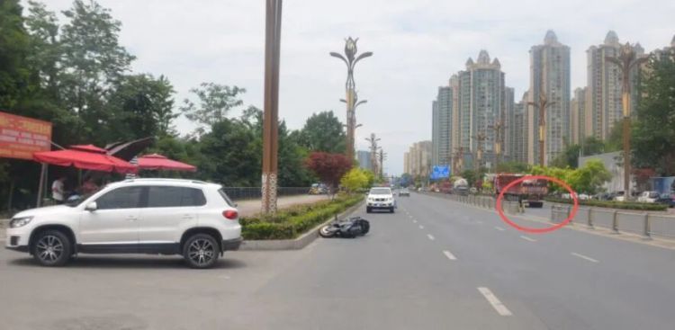 男子为图上下班方便竟“手撕”交通护栏,安装回去后他又继续拆!成都交警:依法行拘 男子为图上下班方便竟“手撕”交通护栏,安装回去后他又继续拆!成都交警:依法行拘