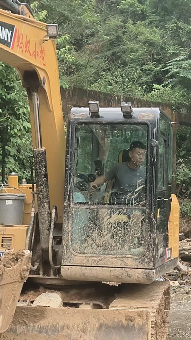 湖南“挖机父子”驰援石门,一天奔走10多个清淤点,不理会“想当网红想疯了”质疑 湖南“挖机父子”驰援石门,一天奔走10多个清淤点,不理会“想当网红想疯了”质疑