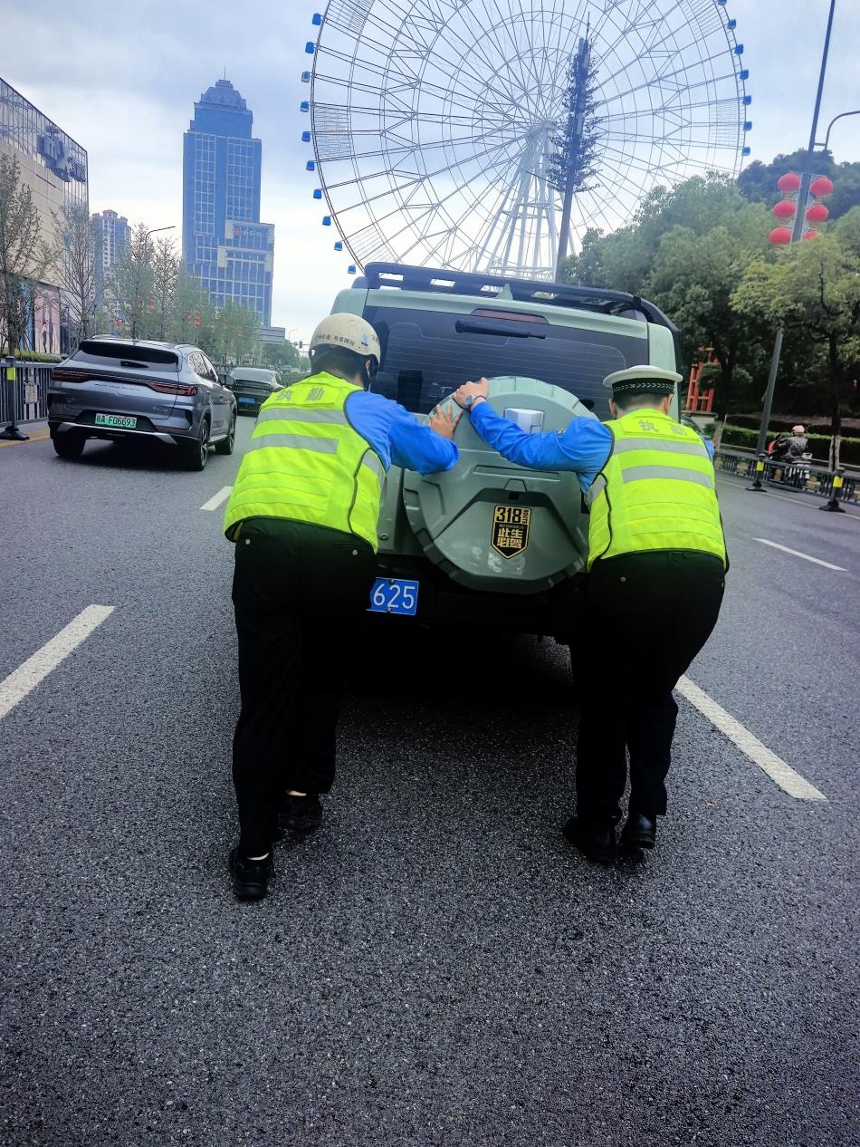 南昌街头这一幕很暖：交警推完故障车，折返叮嘱“快躲进车里别淋湿”