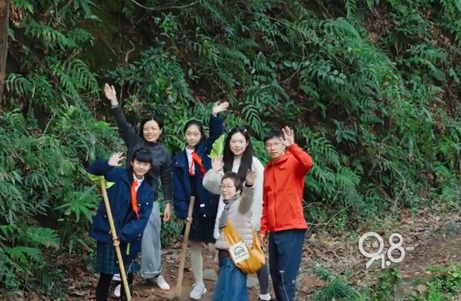 60岁退休女教师和小姐妹“手搓”一条路!网友:为了这条路,我要再去一次杭州 60岁退休女教师和小姐妹“手搓”一条路!网友:为了这条路,我要再去一次杭州