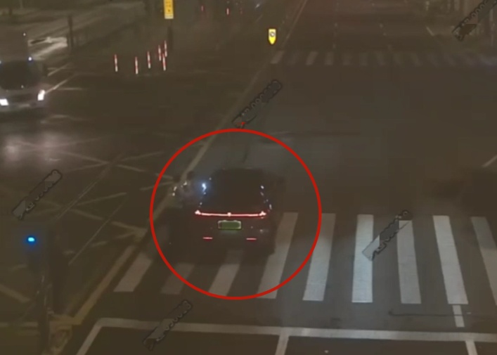 睡车里叫不醒 无意识踩油门跑了？！