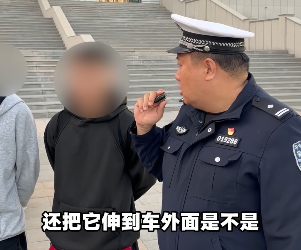 5名少年深夜狂飙改装车,开车时把方向盘拆下伸出窗外!交警叔叔都说:我真的第一次见到…… 5名少年深夜狂飙改装车,开车时把方向盘拆下伸出窗外!交警叔叔都说:我真的第一次见到……