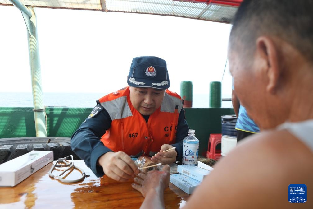南海影像日志丨南海仙宾礁：蔚蓝中的温情慰问
