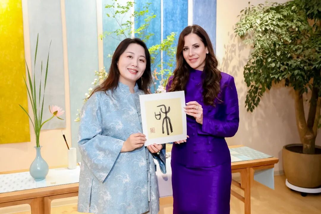 “她没等我示范,自己就写下了‘和’字”,中国设计师披露与武契奇夫人互动细节 “她没等我示范,自己就写下了‘和’字”,中国设计师披露与武契奇夫人互动细节