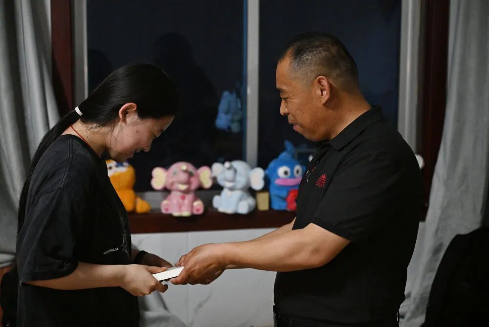 拿下13本证书、完成大专课程、月薪过万……51岁工地大叔火了! 拿下13本证书、完成大专课程、月薪过万……51岁工地大叔火了!