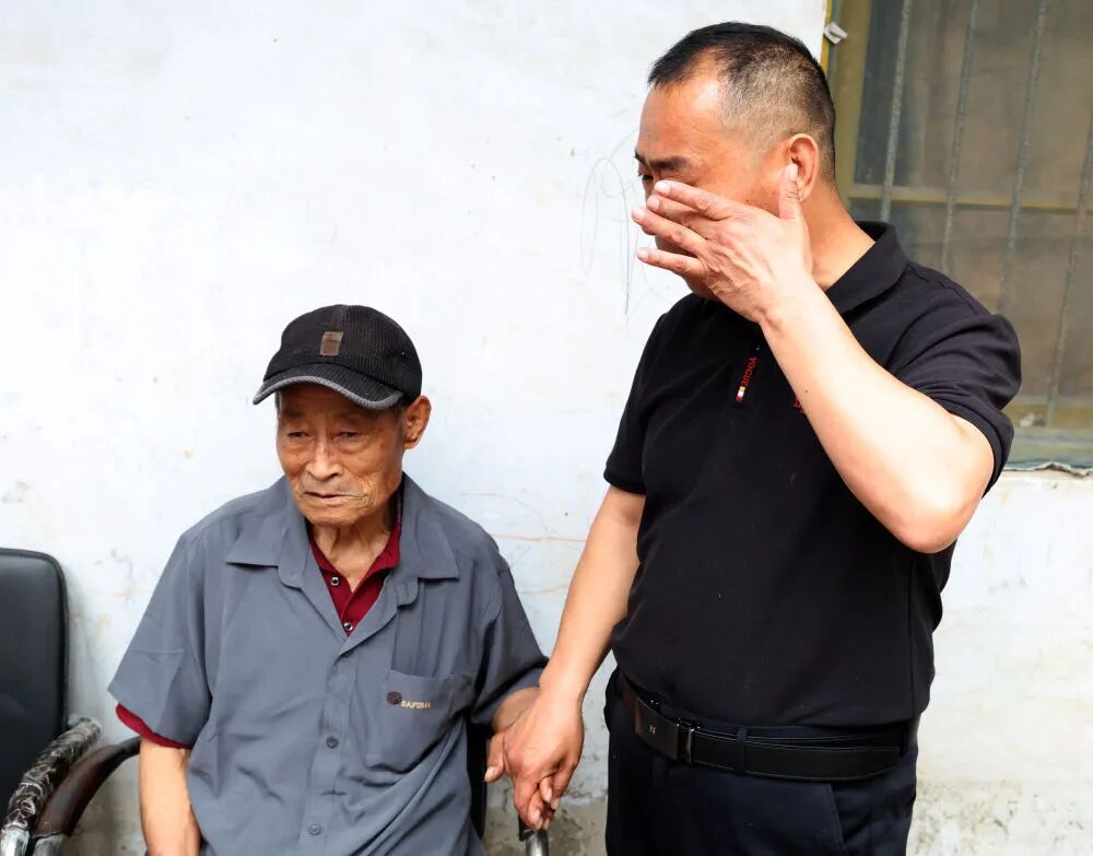 拿下13本证书、完成大专课程、月薪过万……51岁工地大叔火了! 拿下13本证书、完成大专课程、月薪过万……51岁工地大叔火了!