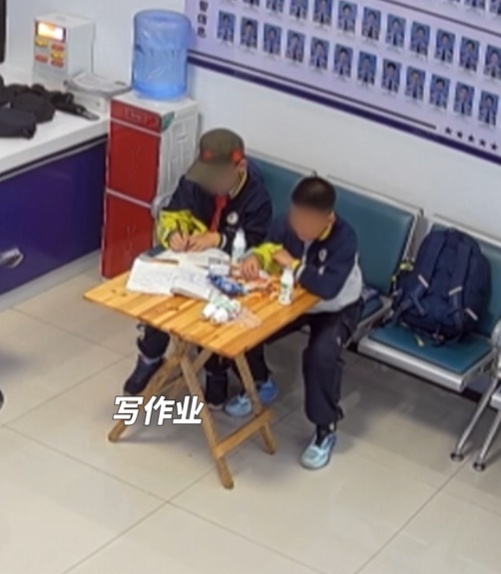 有恩必报!俩娃“蹭饭”后“强行打工”,民警拦都拦不住 有恩必报!俩娃“蹭饭”后“强行打工”,民警拦都拦不住