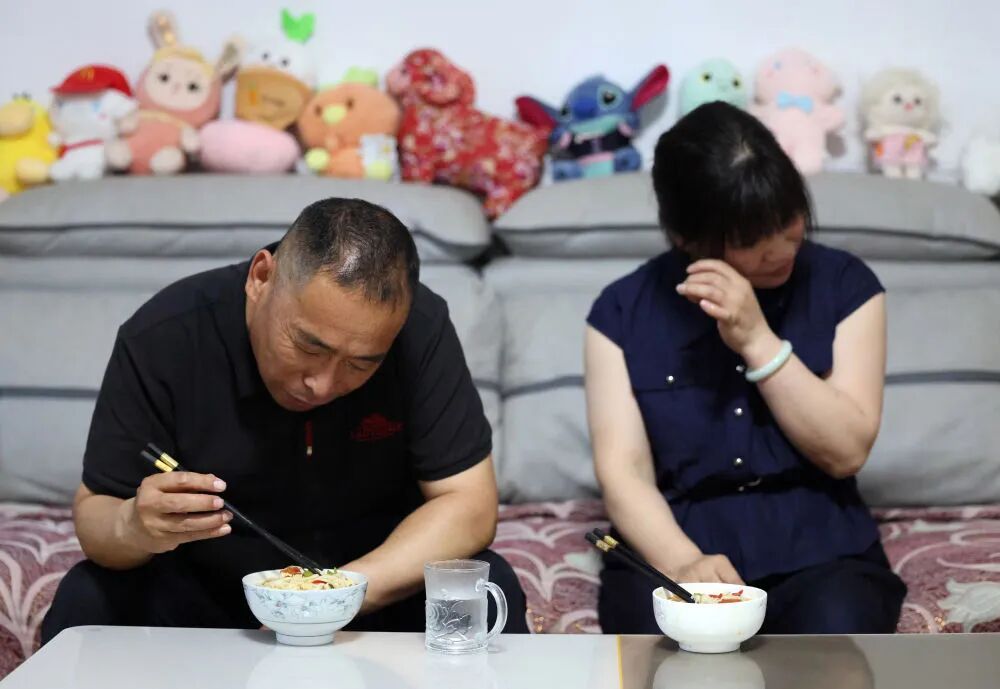 拿下13本证书、完成大专课程、月薪过万……51岁工地大叔火了! 拿下13本证书、完成大专课程、月薪过万……51岁工地大叔火了!
