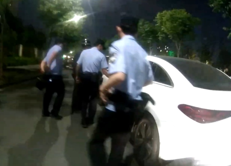 女子深夜把车停路边，眼神迷离神情恍惚，路人报警 警方在车内查获31瓶“笑气”