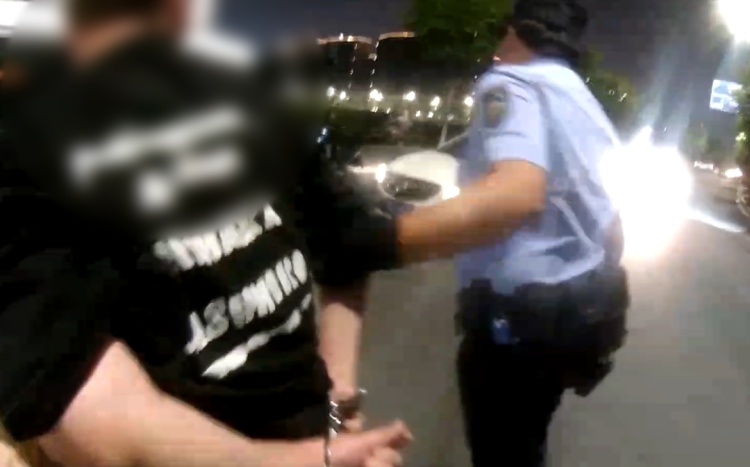 女子深夜把车停路边，眼神迷离神情恍惚，路人报警 警方在车内查获31瓶“笑气”