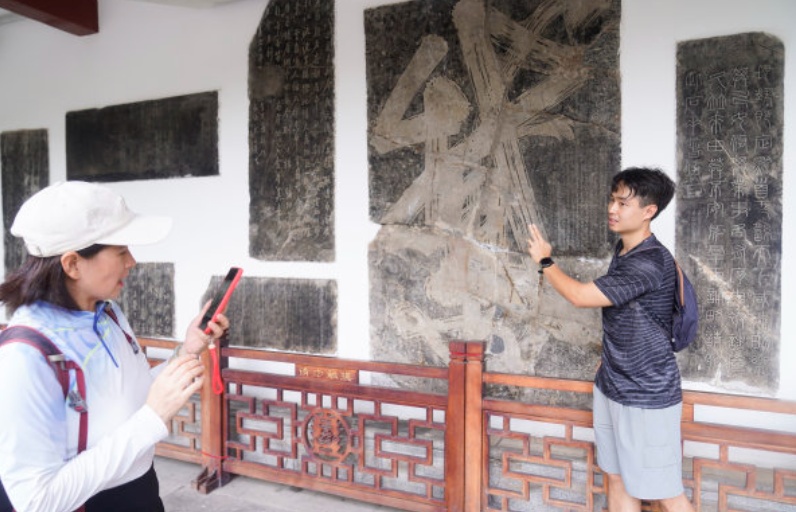 广州小伙陪妈妈来汉“穿越”，18张老照片作“地图”：你养育我成长，我陪你复刻时光