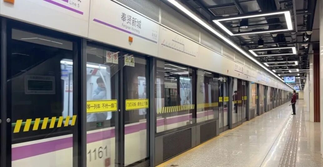 14人被骗去地铁站“上班”，每天敬礼打卡帮忙搬行李，起因竟是一句吹牛……检察官提醒