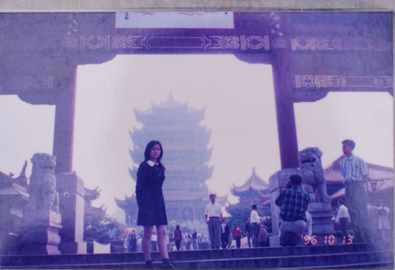 广州小伙陪妈妈来汉“穿越”，18张老照片作“地图”：你养育我成长，我陪你复刻时光