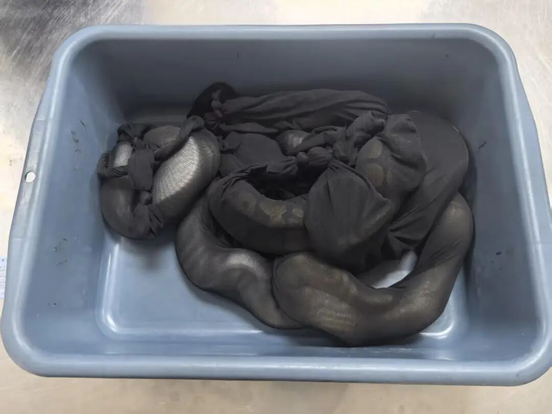 男子在腰间用丝袜绑藏7条活体蛇,口袋内还藏1条,被海关查获 男子在腰间用丝袜绑藏7条活体蛇,口袋内还藏1条,被海关查获