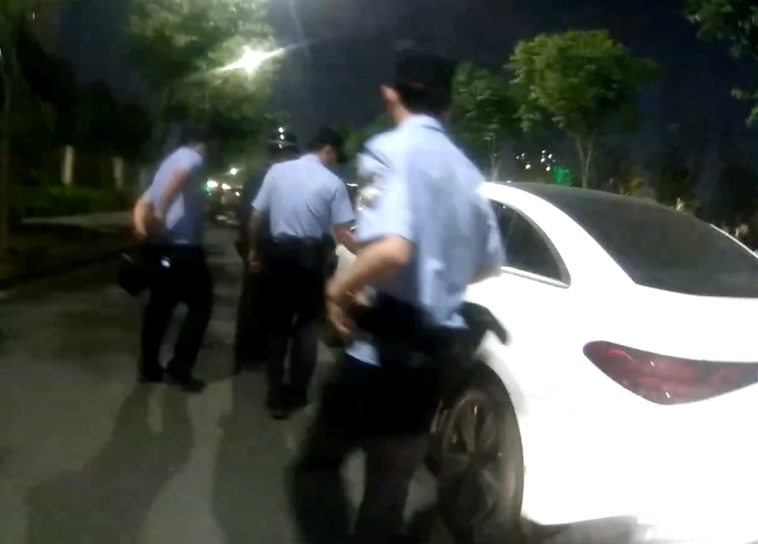 浙江一女子深夜开车回家途中电量耗尽，把车停路边，神情恍惚，路人果断报警