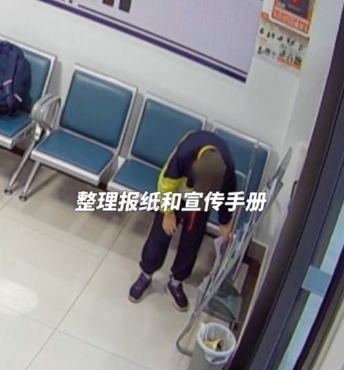 有恩必报!俩娃“蹭饭”后“强行打工”,民警拦都拦不住 有恩必报!俩娃“蹭饭”后“强行打工”,民警拦都拦不住