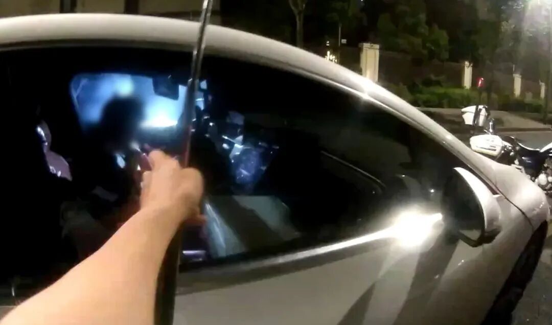 浙江一女子深夜开车回家途中电量耗尽，把车停路边，神情恍惚，路人果断报警