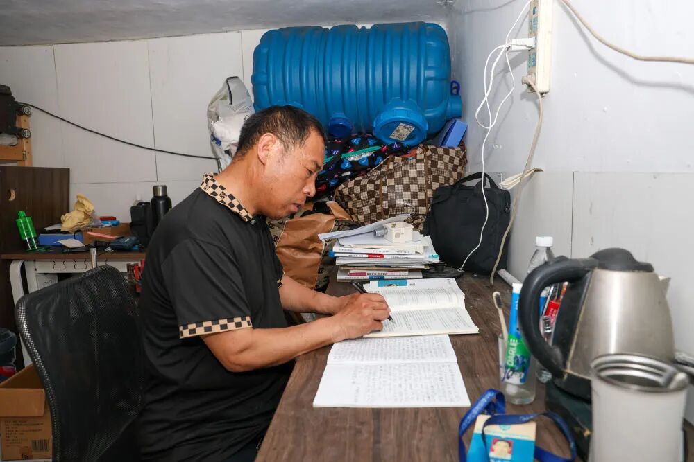拿下13本证书、完成大专课程、月薪过万……51岁工地大叔火了! 拿下13本证书、完成大专课程、月薪过万……51岁工地大叔火了!