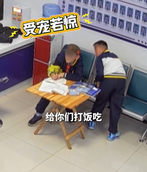 有恩必报!俩娃“蹭饭”后“强行打工”,民警拦都拦不住 有恩必报!俩娃“蹭饭”后“强行打工”,民警拦都拦不住