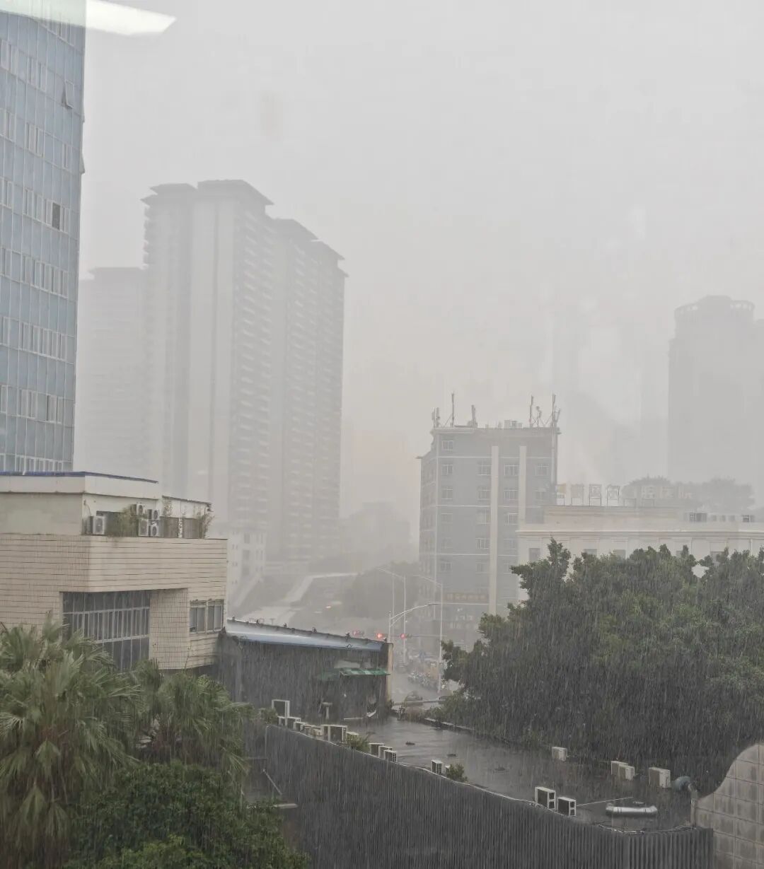 注意防范!南宁发布暴雨红色预警,未来三天广西这些区域雨势增强 注意防范!南宁发布暴雨红色预警,未来三天广西这些区域雨势增强