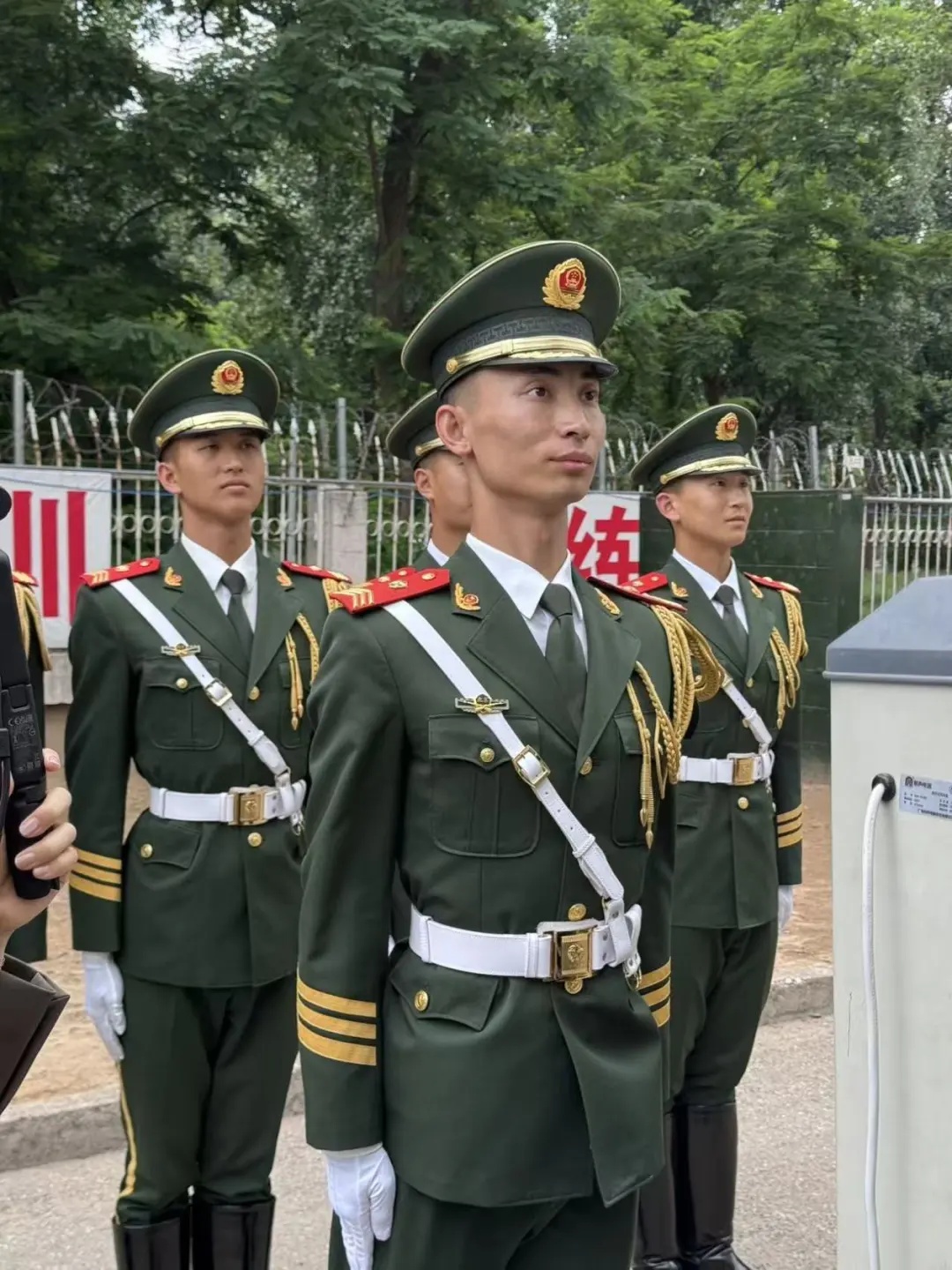 中国军人刷爆全网!“稳如磐石”的军姿是这样炼成的! 中国军人刷爆全网!“稳如磐石”的军姿是这样炼成的!
