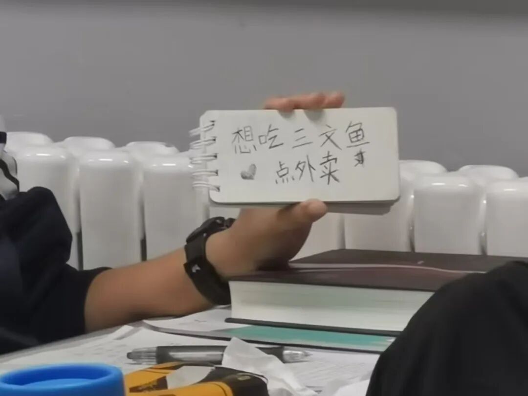 家长会上孩子的信：“亲爱的爸妈，我想吃米线、烤鸭、麻辣烫……”
