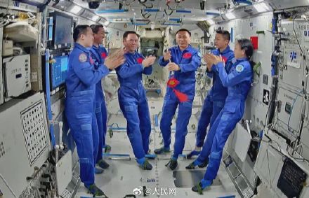 一人一句欢迎神21乘组回家