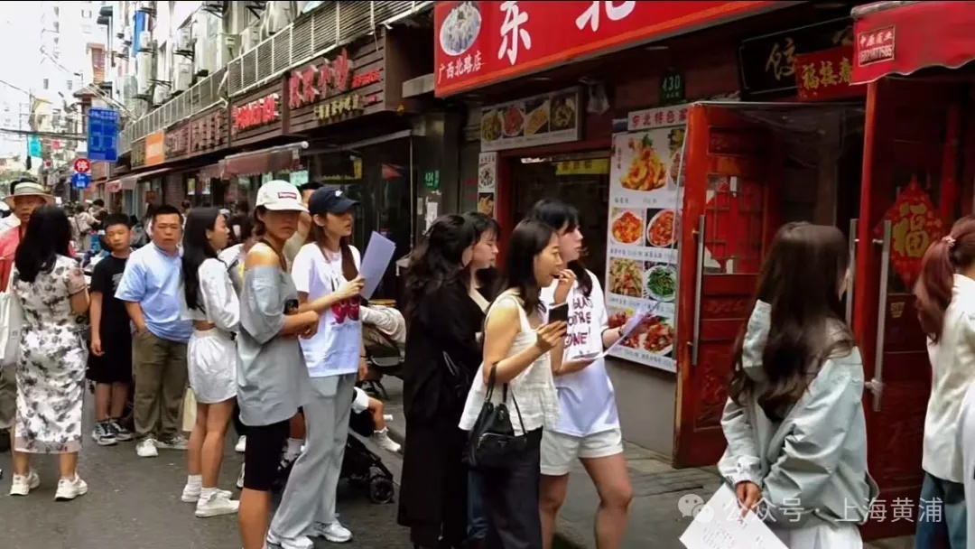 太意外！上海这家小摊被韩国人“盯”上了，下雨天也人从众，店主：纯属意外