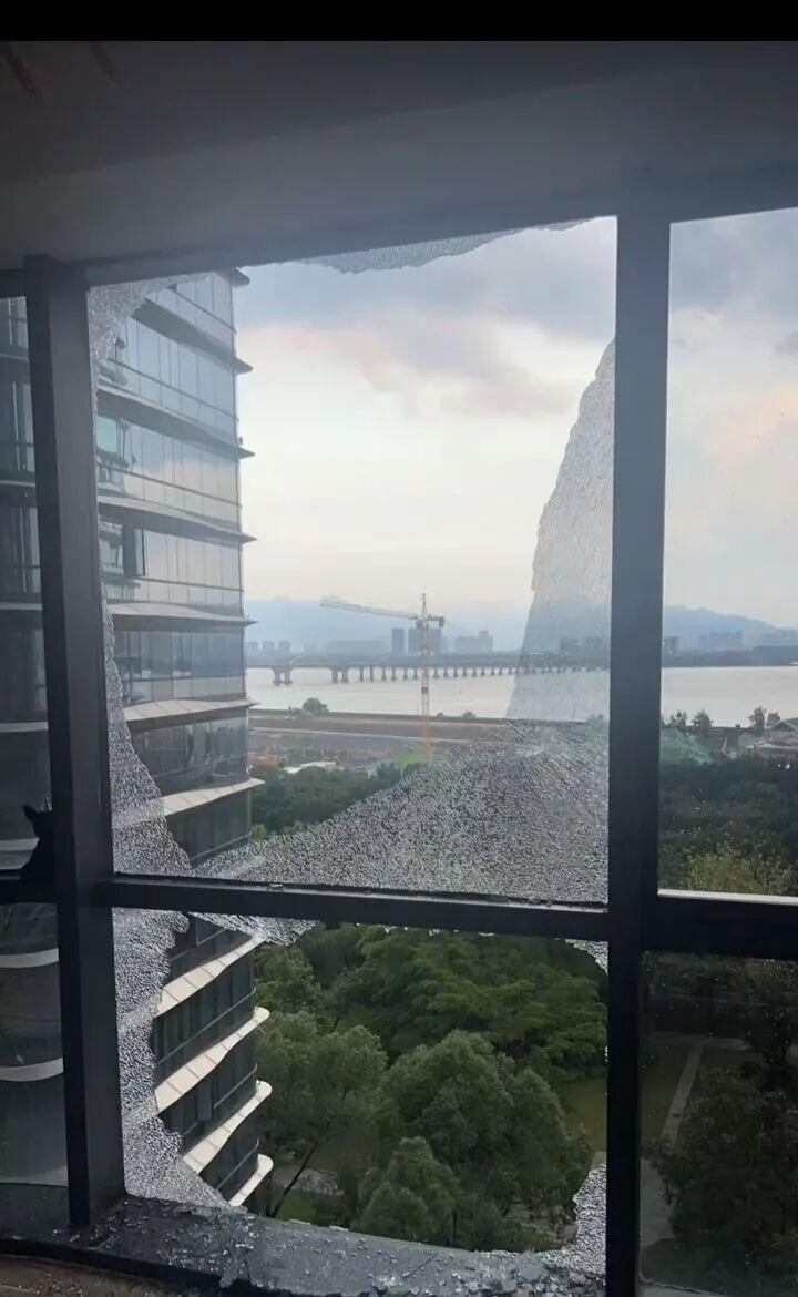2小时闪电5341次，福州一高层小区多户玻璃破碎，狂风直灌室内！镇政府回应