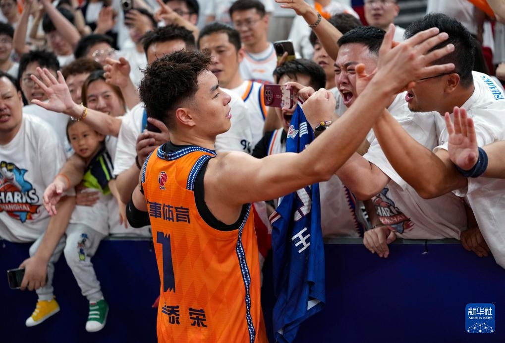 CBA总决赛第二场：上海久事队胜浙江浙商证券队