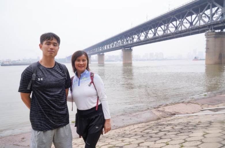 广州小伙陪妈妈来汉“穿越”，18张老照片作“地图”：你养育我成长，我陪你复刻时光