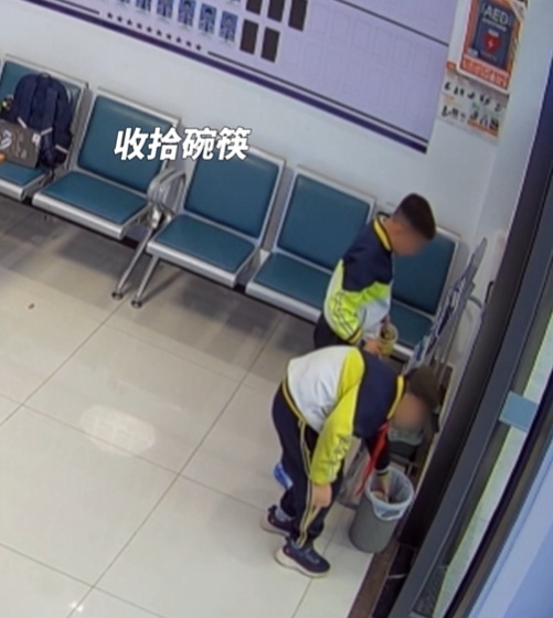 到派出所“借坐”，俩男孩主动揽活“饭不白吃”……网友：好小子，能处